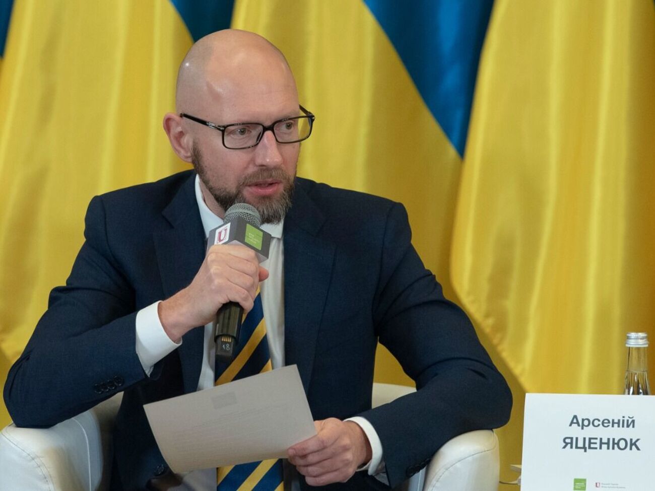 Яценюк закликав "натиснути на РФ жорстко, настільки сильно, наскільки це можливо"
