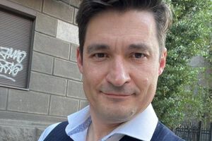 11 лет назад у молодежи в руках были "коктейли Молотова". Сегодня – только картонные плакаты