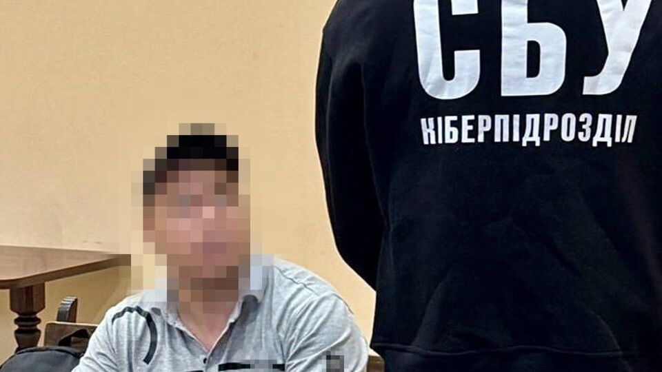 Підозрюваний потрапив до уваги ФСБ, коли публікував у соцмережах антиукраїнські коментарі, наголошує СБУ