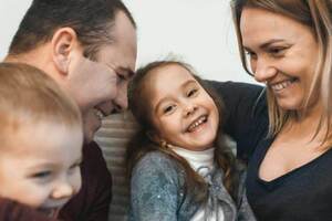 В частности, законопроект предлагает оказывать помощь одному из родителей ребенка, например опекуну