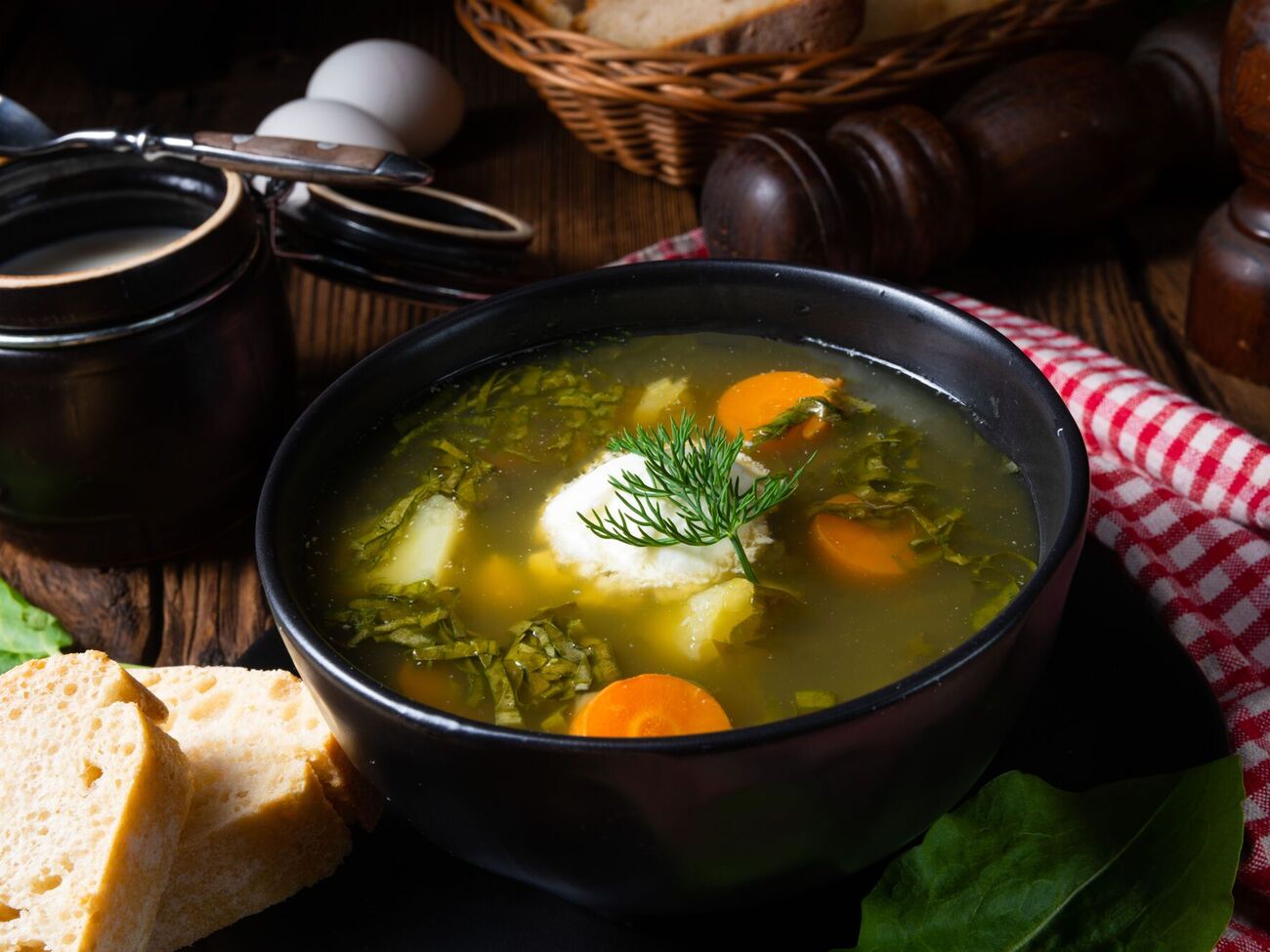 Зеленый борщ подают с хлебом и сметаной