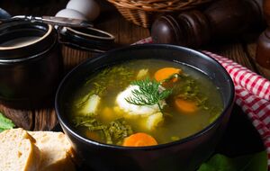 Зеленый борщ подают с хлебом и сметаной