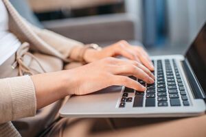 Двое неизвестных пользователей захватили Zoom-трансляцию и поделились со своего экрана порнографическими материалами