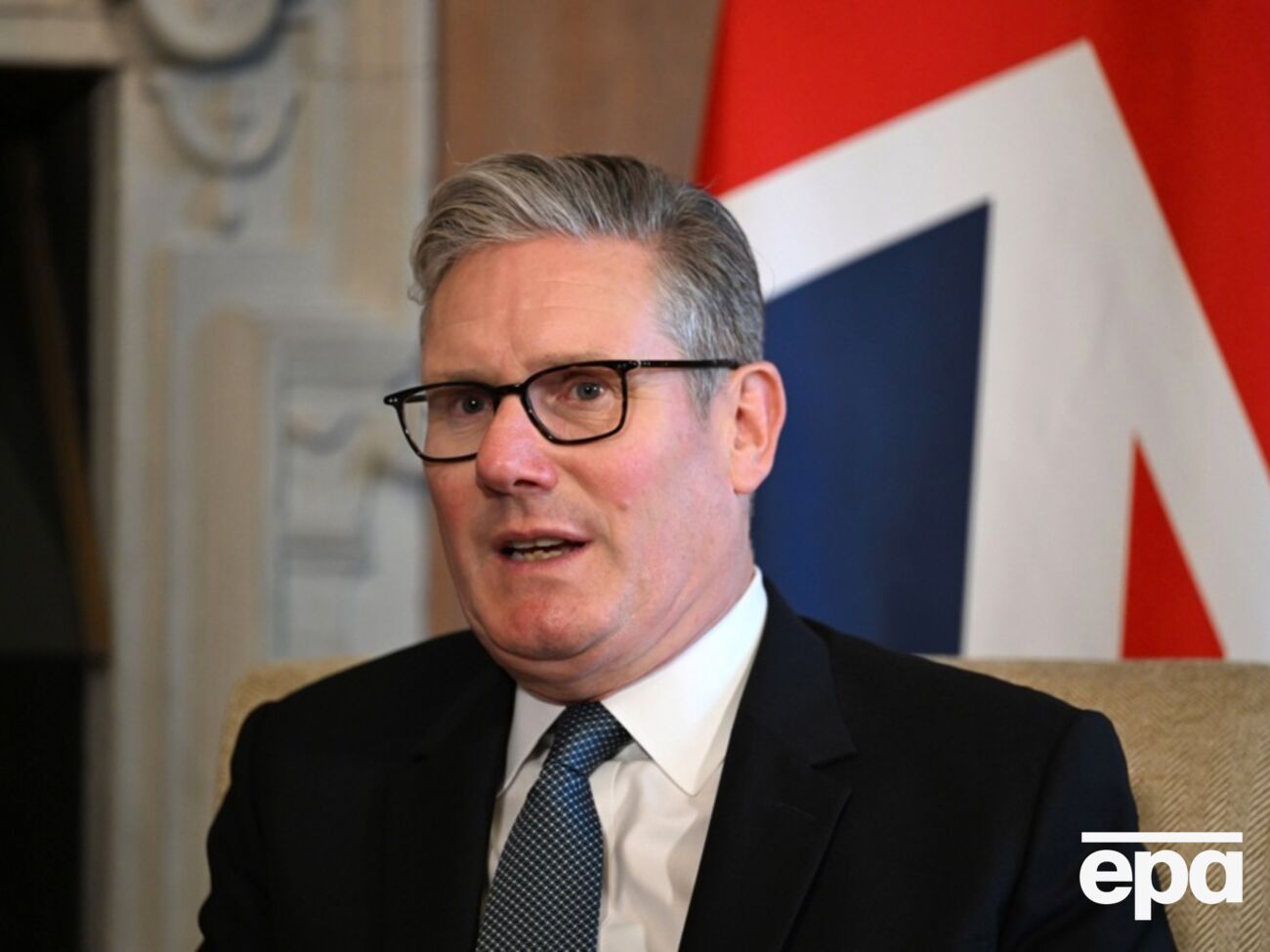 Великобритания еще не решила, будет ли подражать Франции, отмечает СМИ