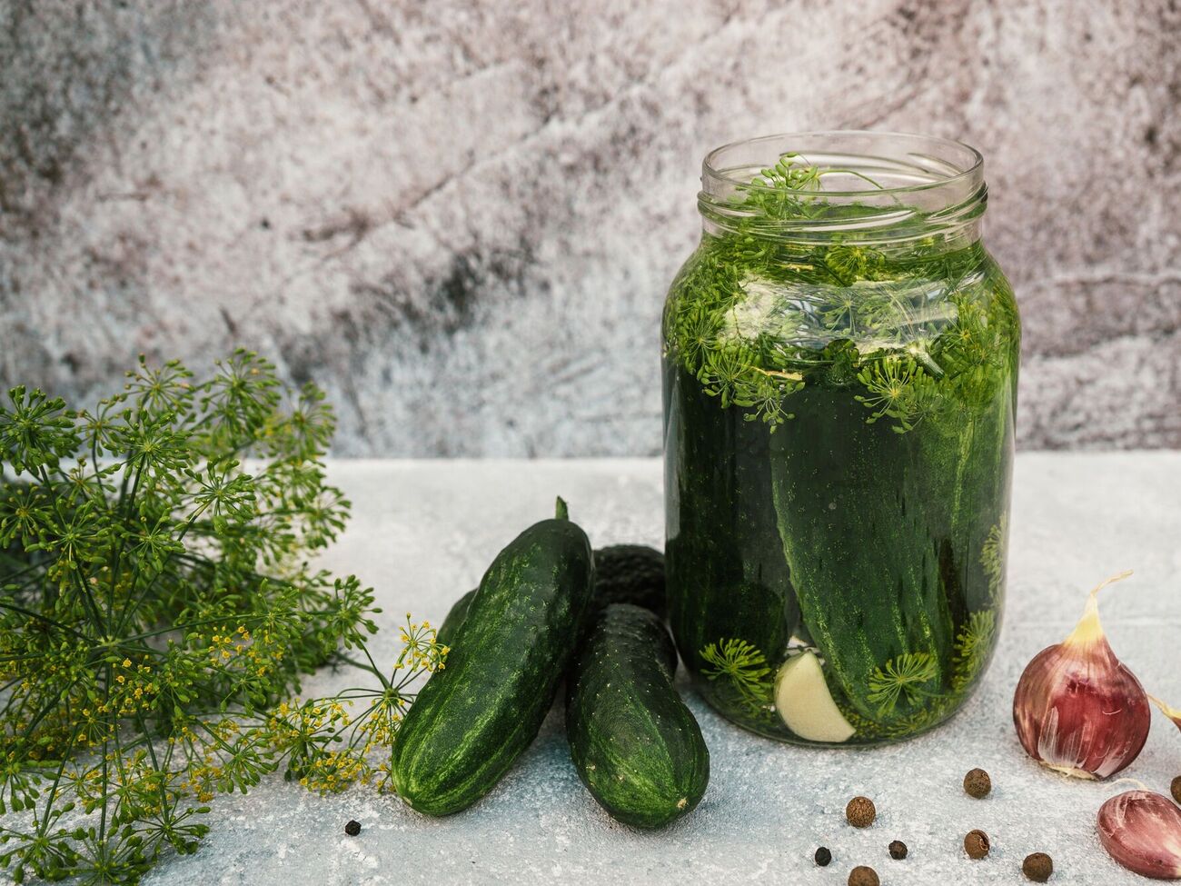 Перед тем, как залить маринад, огурцы нужно дважды окатить кипятком