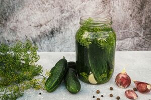 Перед тем, как залить маринад, огурцы нужно дважды окатить кипятком