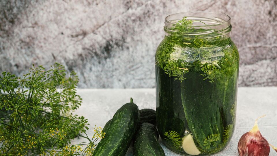 Перед тем, как залить маринад, огурцы нужно дважды окатить кипятком