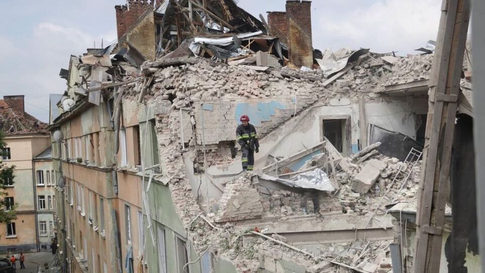 Фигурантов дела подозревают в растрате средств, предназначенных для восстановления окон в доме по ул. Стрыйской