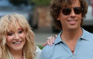 Дефілюючи перед камерами, Пугачова взяла Галкіна під руку