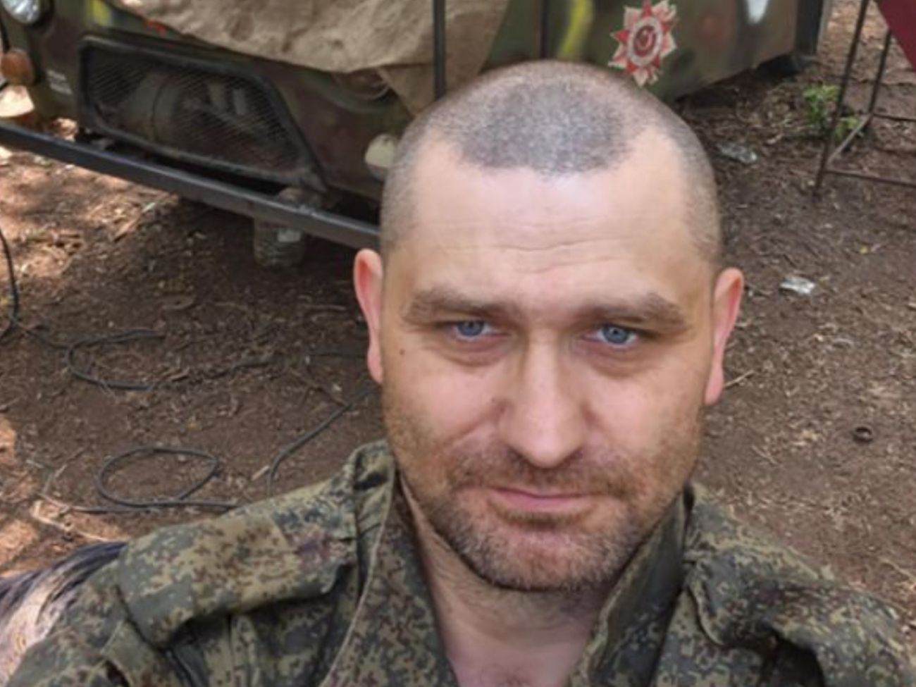 Чоловік у соцмережі публікує відео з фронту в Україні