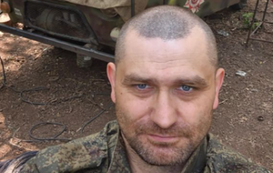 Чоловік у соцмережі публікує відео з фронту в Україні