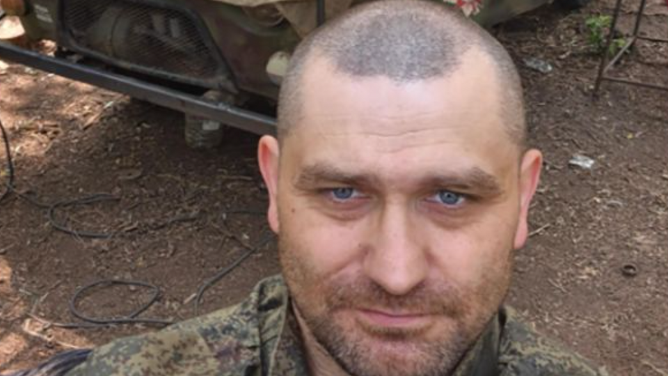 Чоловік у соцмережі публікує відео з фронту в Україні