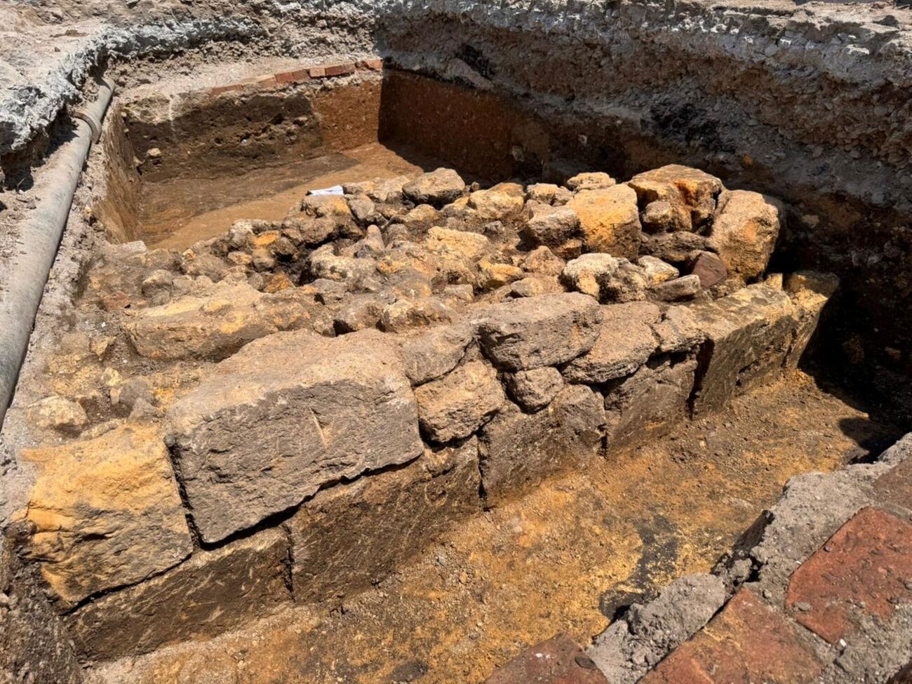 Хаджибейський замок був розташований між пам'ятником Дюку де Рішельє, фунікулером і будинком №8 на Приморському бульварі