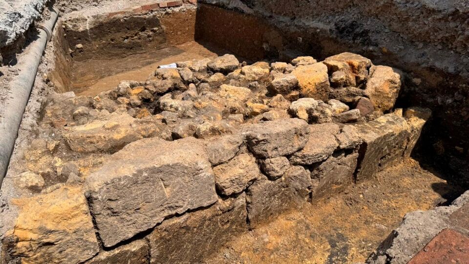 Хаджибейский замок расположен между памятником Дюку де Ришелье, фуникулером и домом №8 на Приморском бульваре