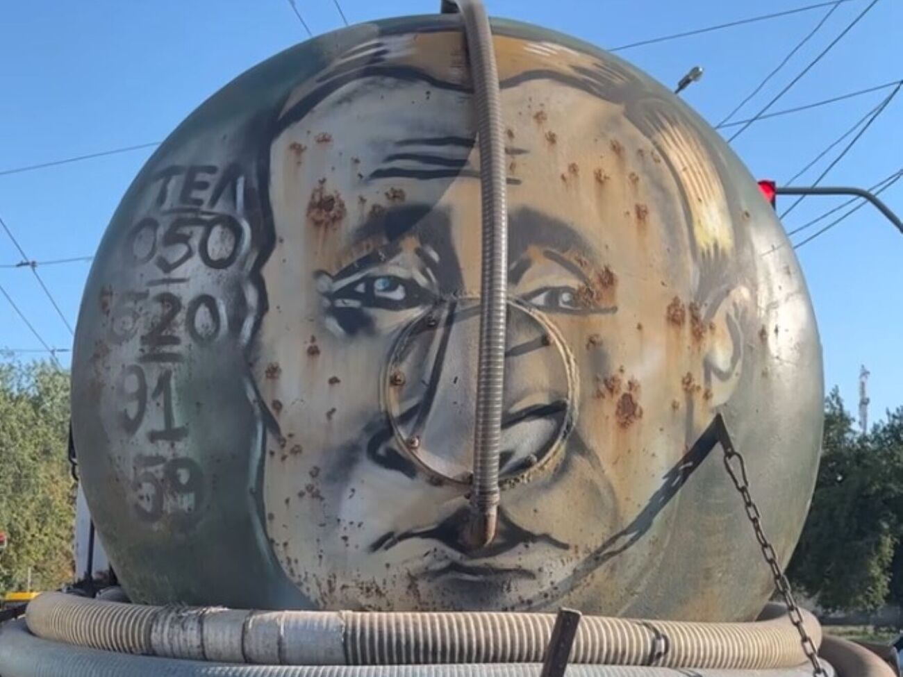 Шланг с, вероятно, жидкими отходами ведет прямо в "рот Путину"