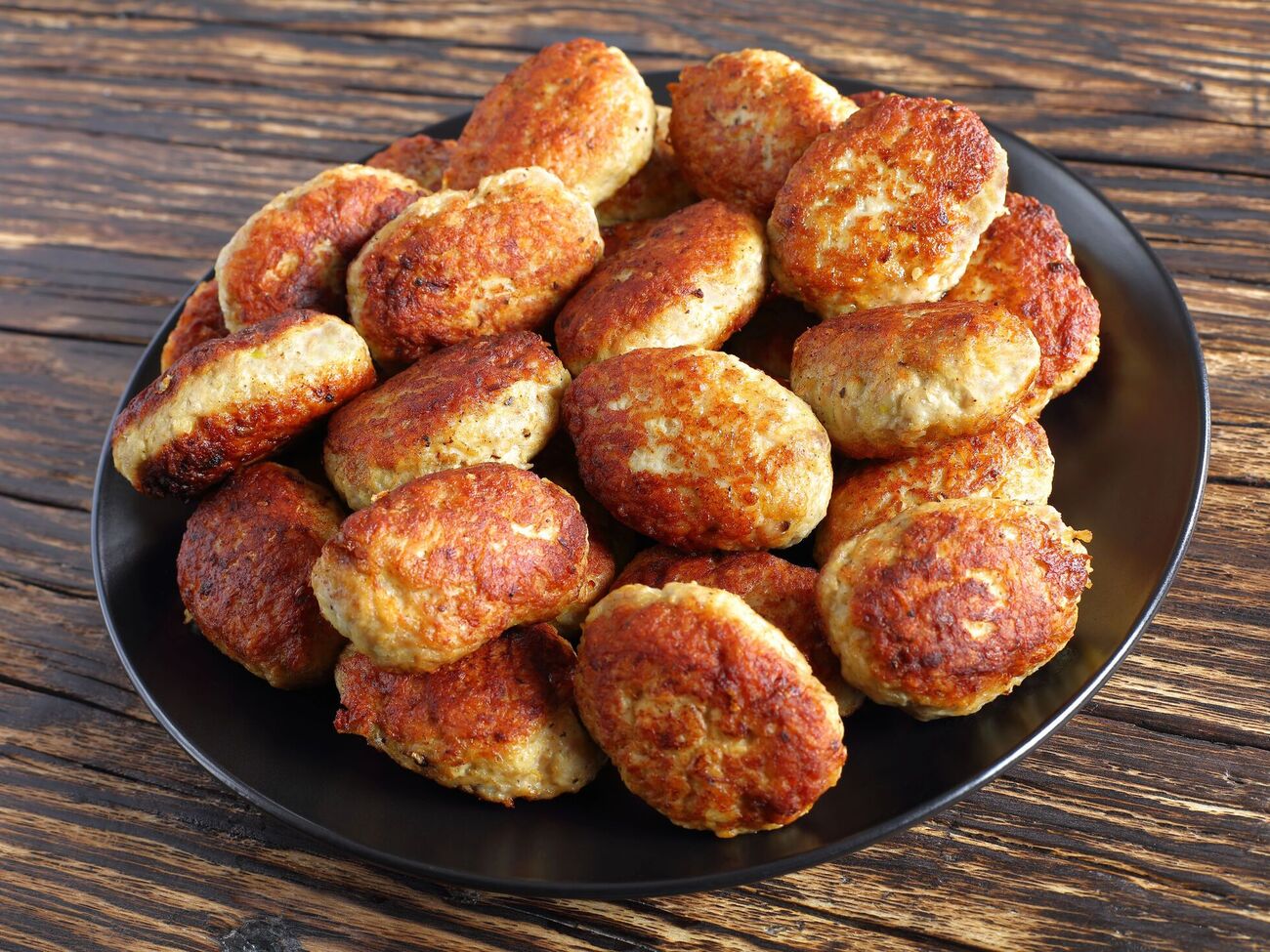 Сало перед добавлением в фарш важно измельчить в мясорубке, предварительно охладив