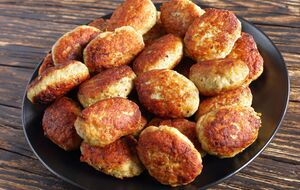 Сало перед добавлением в фарш важно измельчить в мясорубке, предварительно охладив