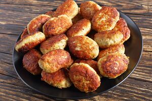 Сало перед добавлением в фарш важно измельчить в мясорубке, предварительно охладив