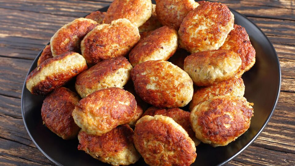 Сало перед добавлением в фарш важно измельчить в мясорубке, предварительно охладив