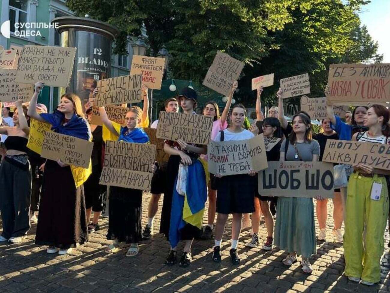 Вместо того, чтобы жестко подавить протесты, Зеленский пообещал изменить курс, пишет медиа