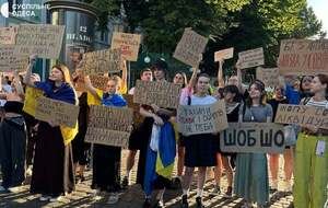 Вместо того, чтобы жестко подавить протесты, Зеленский пообещал изменить курс, пишет медиа