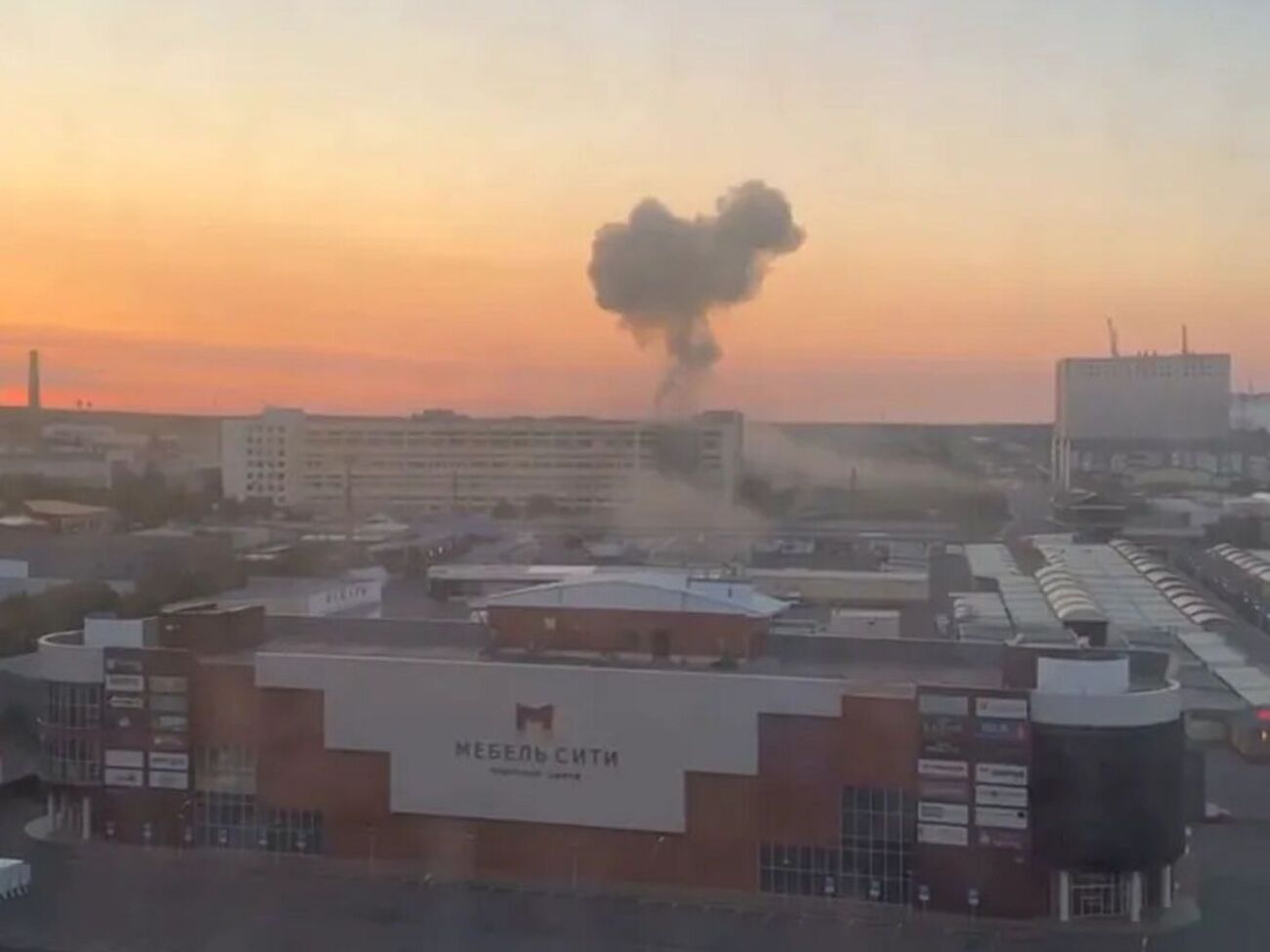 Жители Cтаврополя зафиксировали момент попадания в многоэтажное нежилое здание в промзоне