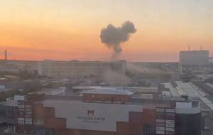 Жители Cтаврополя зафиксировали момент попадания в многоэтажное нежилое здание в промзоне