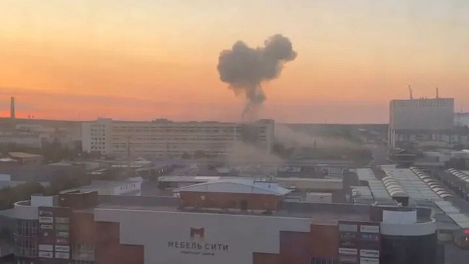 Жители Cтаврополя зафиксировали момент попадания в многоэтажное нежилое здание в промзоне