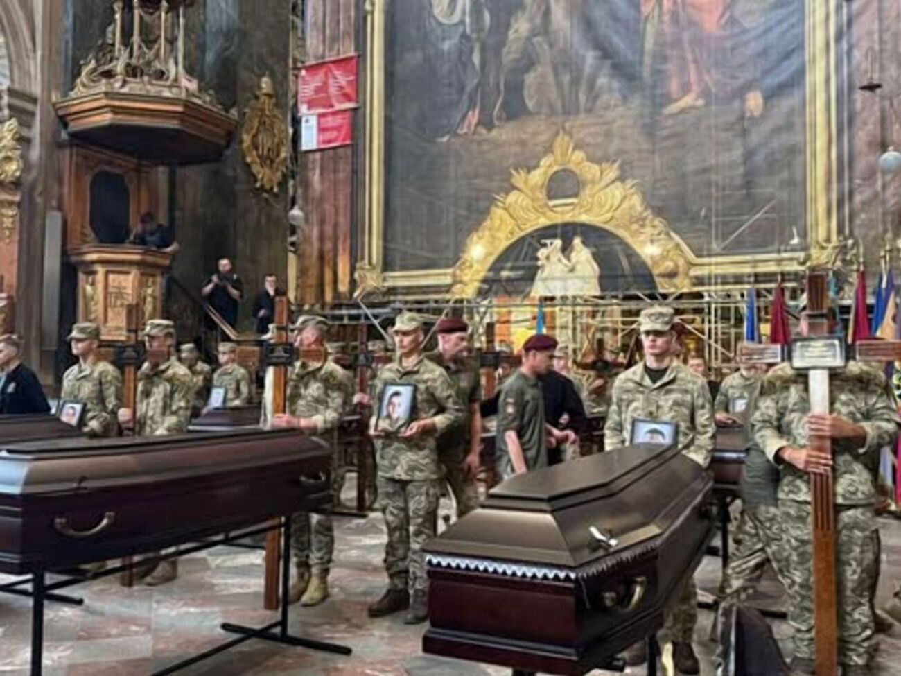 Прощання із 12 українськими військовими відбулося 25 липня в Гарнізонному храмі апостолів Петра і Павла у Львові