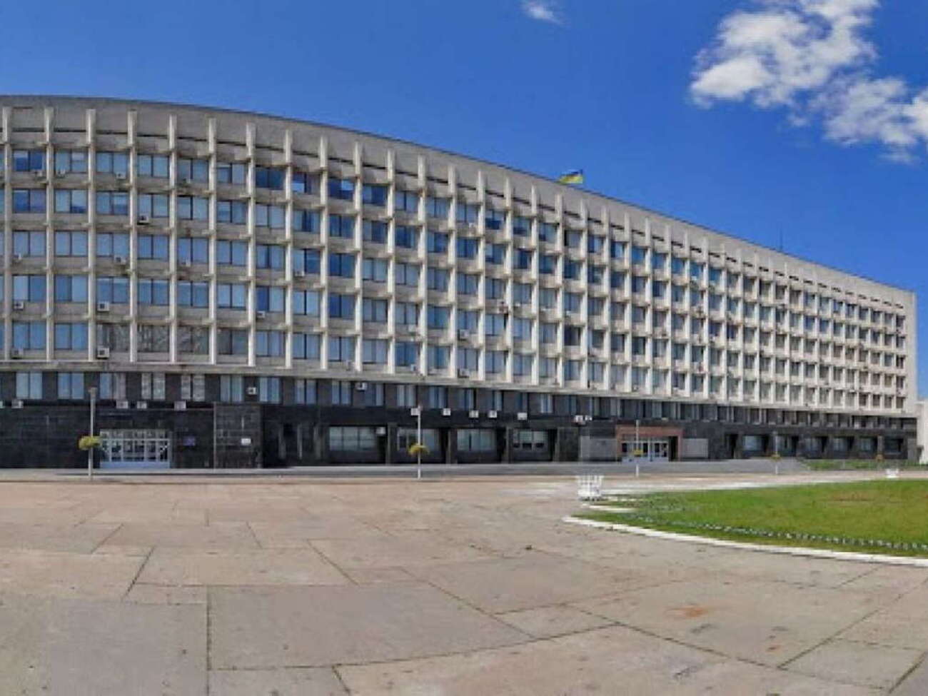 Дрон РФ атаковал здание военной администрации