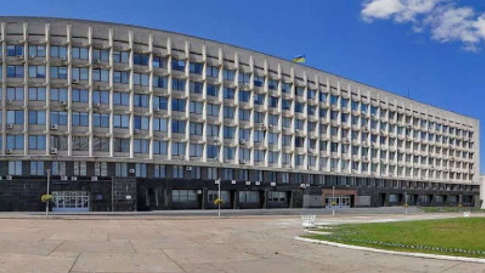 Дрон РФ атаковал здание военной администрации