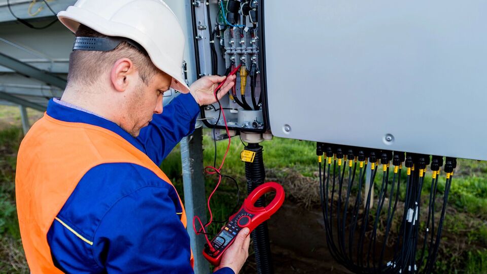 ДТЭК восстановил после обстрелов электричество тысячам семей в двух областях