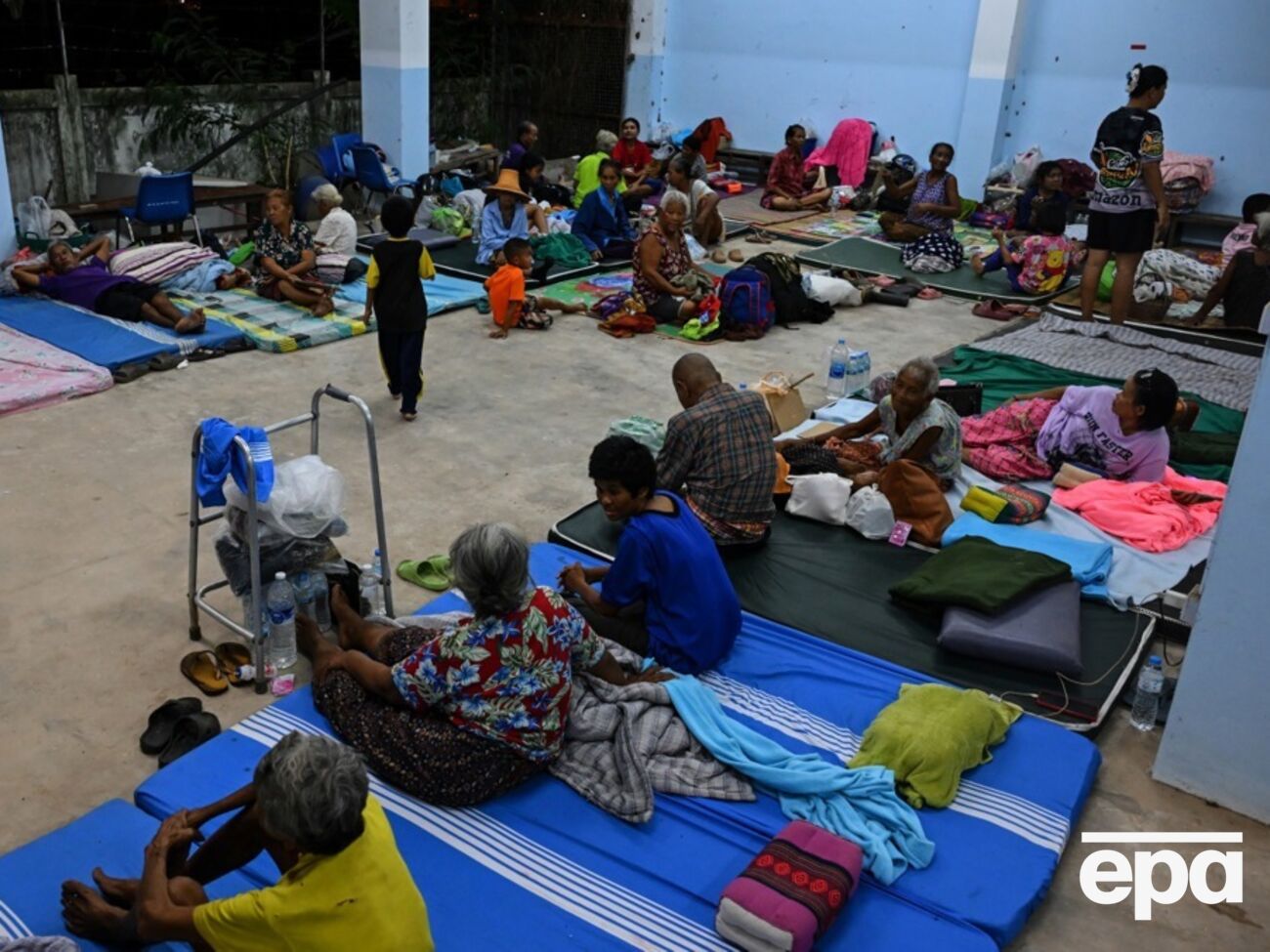 Цивільних людей із Камбоджі й Таїланду вивозять із зони бойових дій та розміщують в евакуаційних центрах