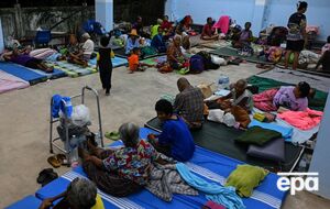 Цивільних людей із Камбоджі й Таїланду вивозять із зони бойових дій та розміщують в евакуаційних центрах