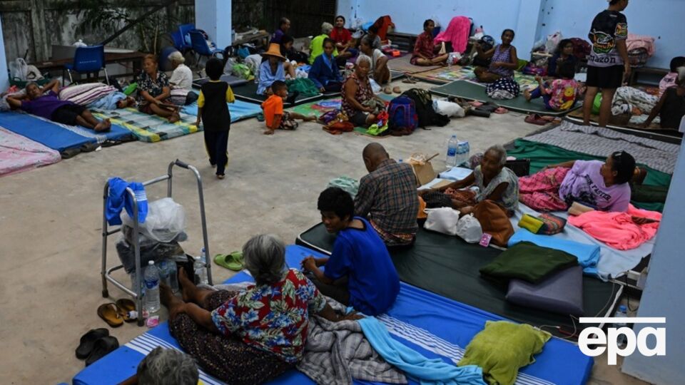 Гражданских из Камбоджи и Таиланда вывозят из зоны боевых действий и размещают в эвакуационных центрах