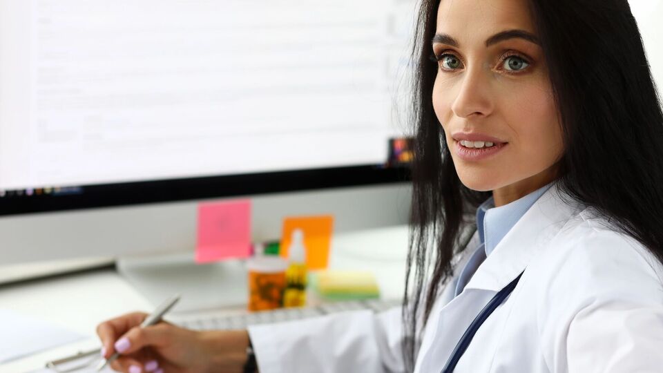 Украинским медикам можно пожелать "хронического здоровья" и "гипертонической зарплаты"