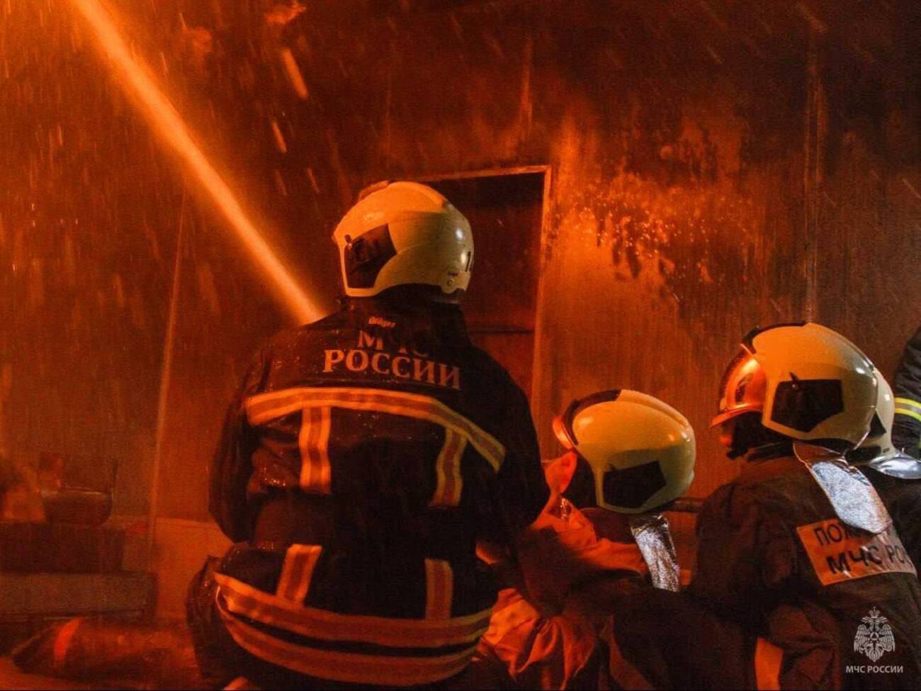 Паблики пишут, что поврежденная в РФ подстанция обеспечивала электропитание железной дороги. На месте возник пожар