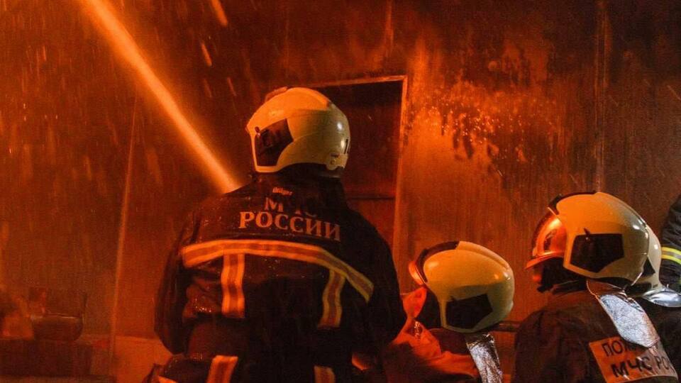 Пабліки пишуть, що пошкоджена в РФ підстанція забезпечувала електроживлення залізниці. На місці події виникла пожежа