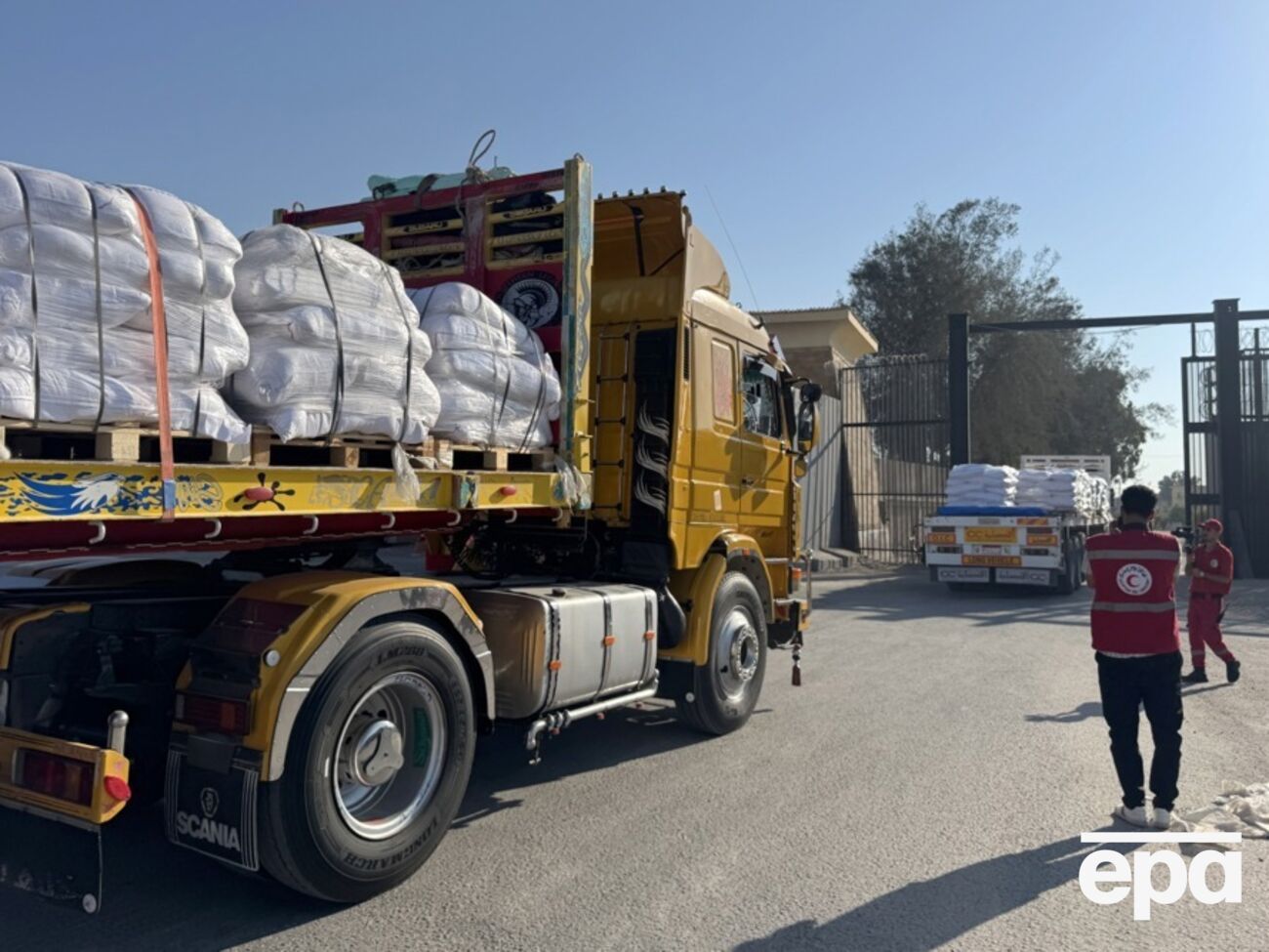 Грузовики с гуманитарной помощью отправились в Газу