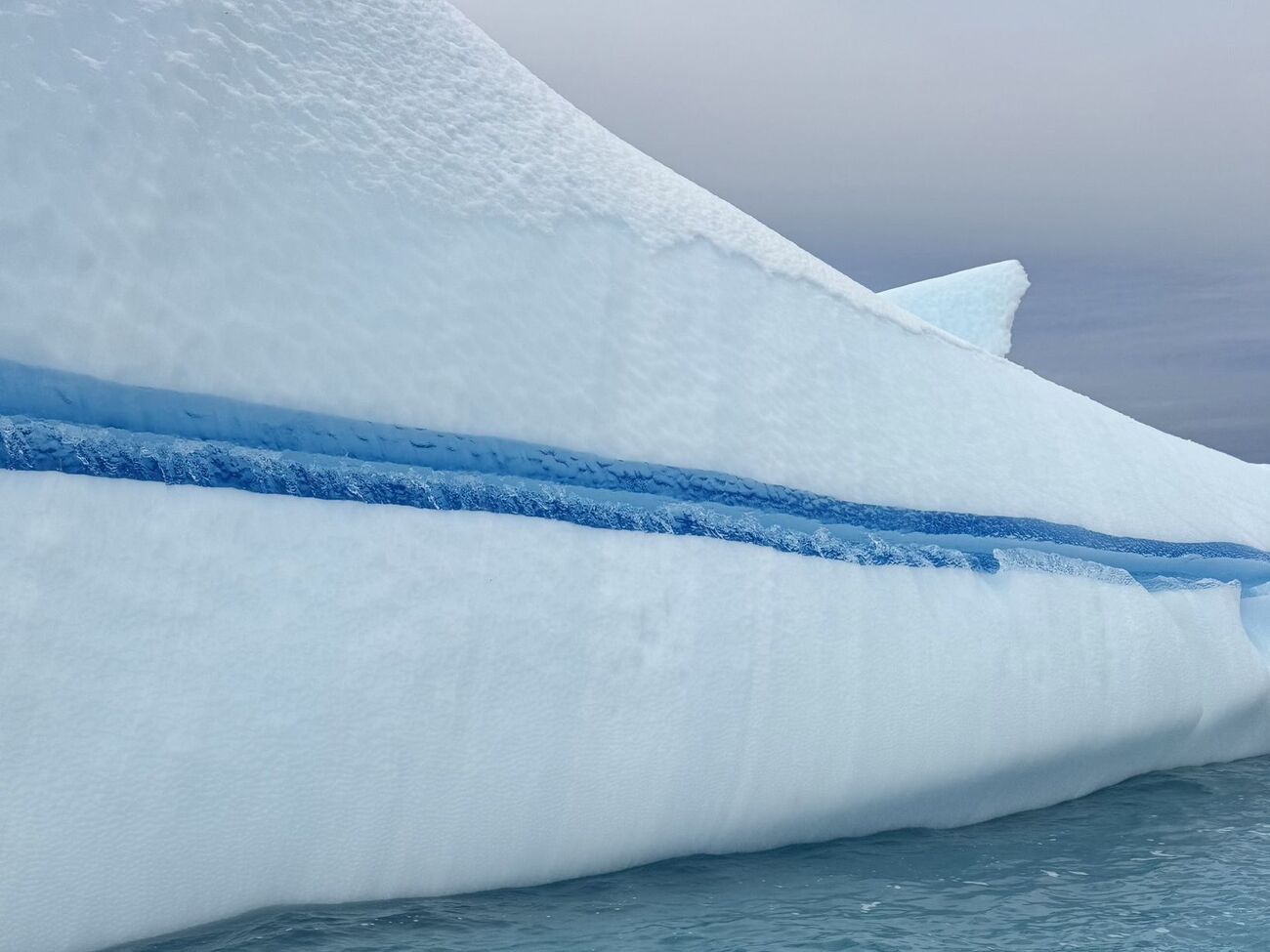 В айсберге образовалась прослойка льда другого цвета