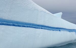 В айсберге образовалась прослойка льда другого цвета