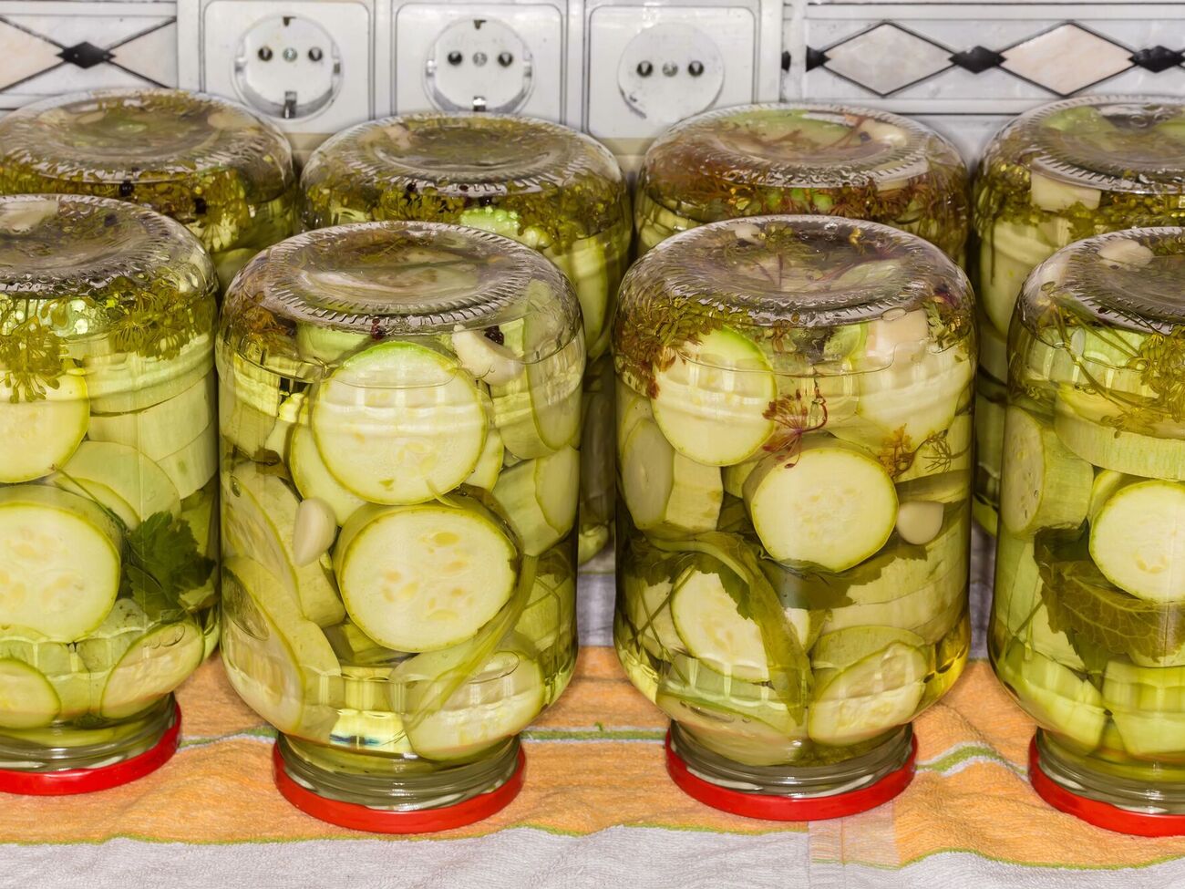 Для маринада на одну банку понадобится 90 г сахара