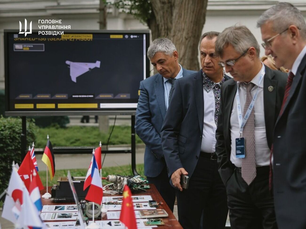 Специалисты ГУР МО Украины показали дипломатам образцы трофейного российского вооружения