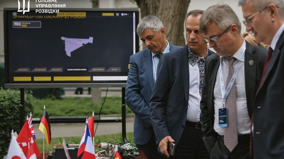 Специалисты ГУР МО Украины показали дипломатам образцы трофейного российского вооружения