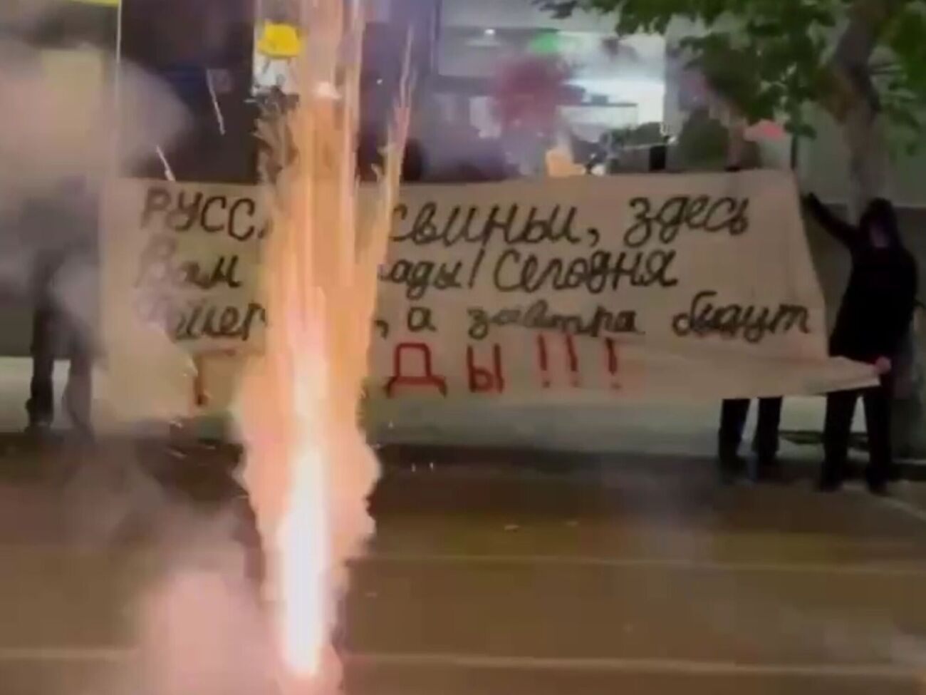 Утром активисты собрались возле дворца спорта, после чего снова пошли к отелю