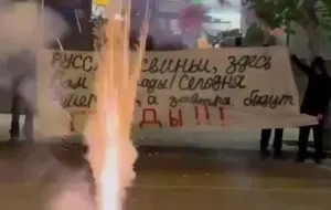 Утром активисты собрались возле дворца спорта, после чего снова пошли к отелю