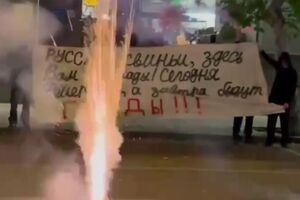 Утром активисты собрались возле дворца спорта, после чего снова пошли к отелю