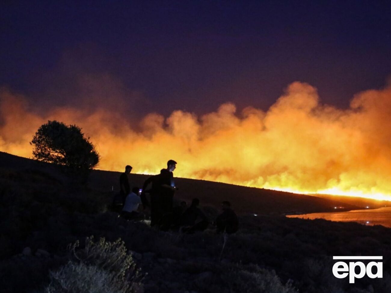Более тысячи человек пришлось эвакуировать