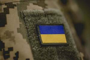Как утверждает военкомат, во время конфликта женщина бросила камень в заднее стекло служебного автомобиля