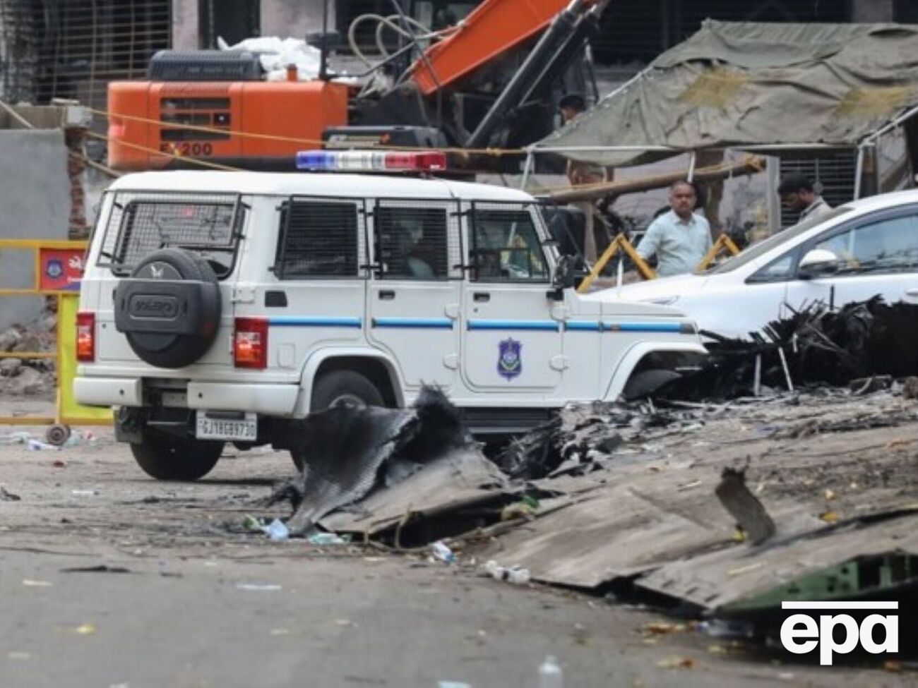 Правоохранители изъяли многочисленные поддельные фотографии, на которых фигурант изображен с мировыми лидерами